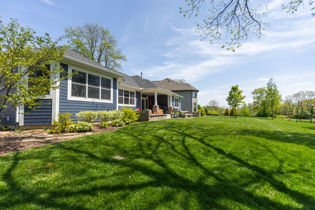 nice home green lawn healthy turf planting bed 2