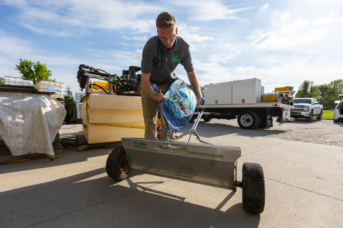 grass seed pellet mulch tackifier loading long hopper manual spreader
